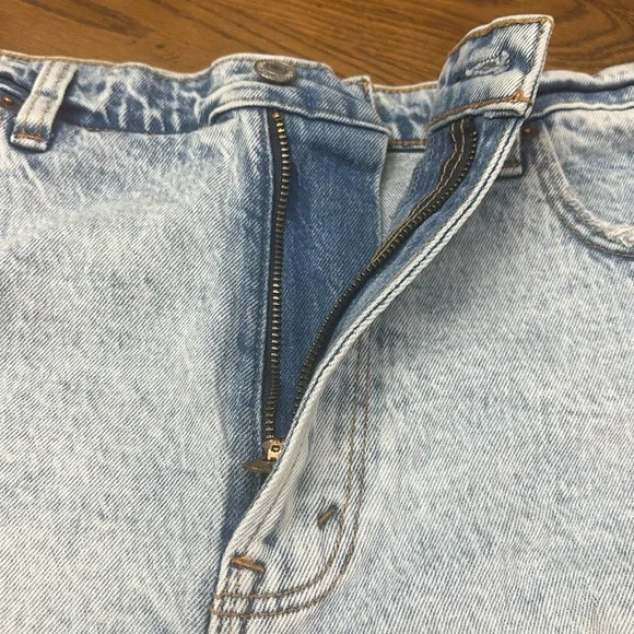 ABERCROMBIE & FITCH Distressed Light Wash Mom Short - Picture 5 of 9